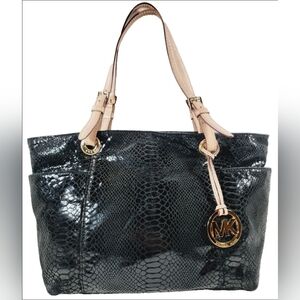 🌷Michael Kors Black/Dark Green Embossed Python Jet Set Tote🌷